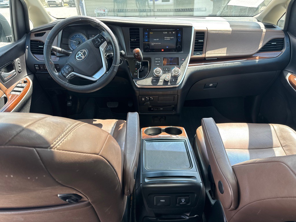2017 Toyota Sienna Image 9