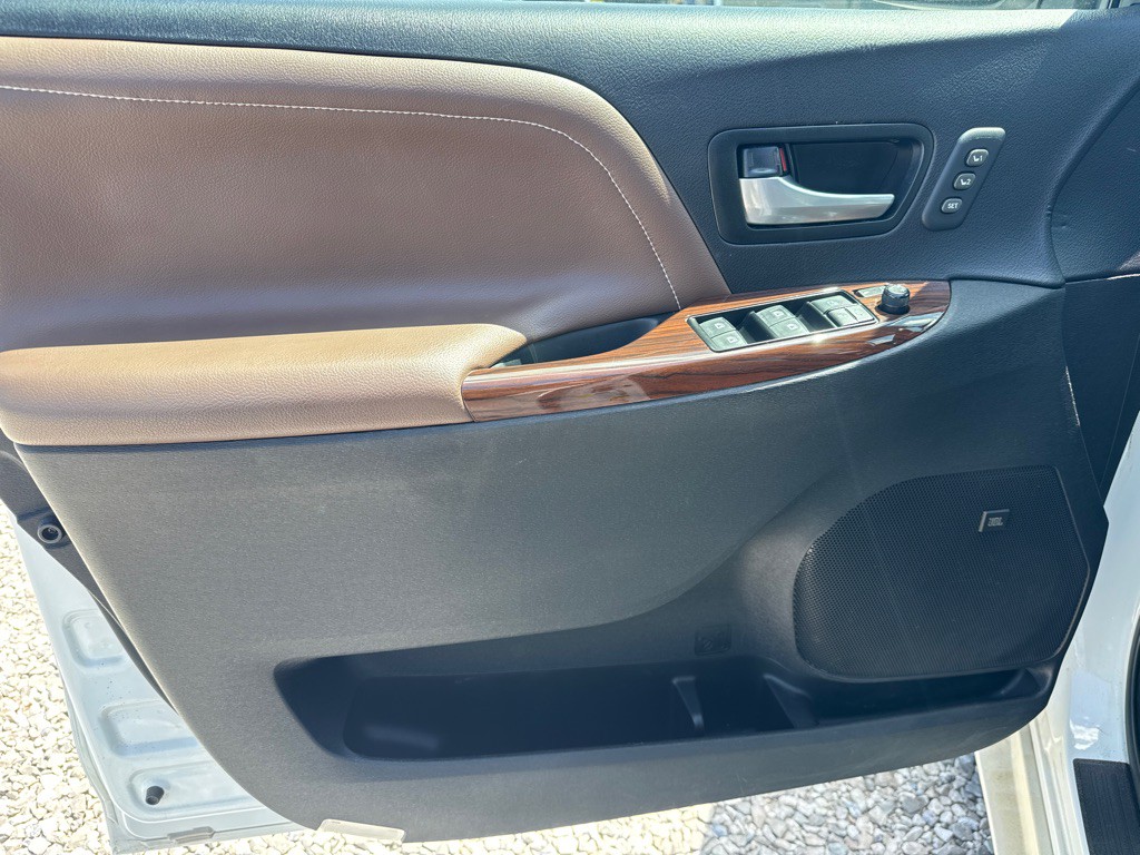 2017 Toyota Sienna Image 10