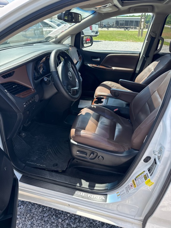 2017 Toyota Sienna Image 11