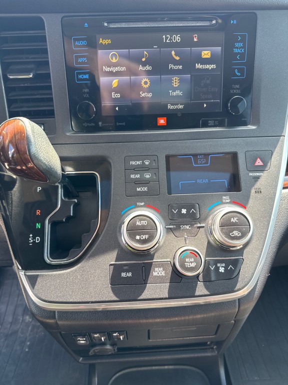 2017 Toyota Sienna Image 12
