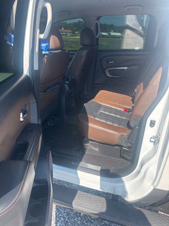 2017 Nissan Titan Image 7