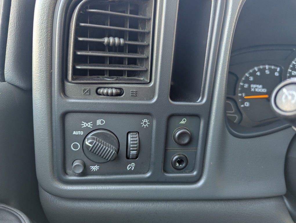 2005 Chevrolet Silverado 1500 Image 10