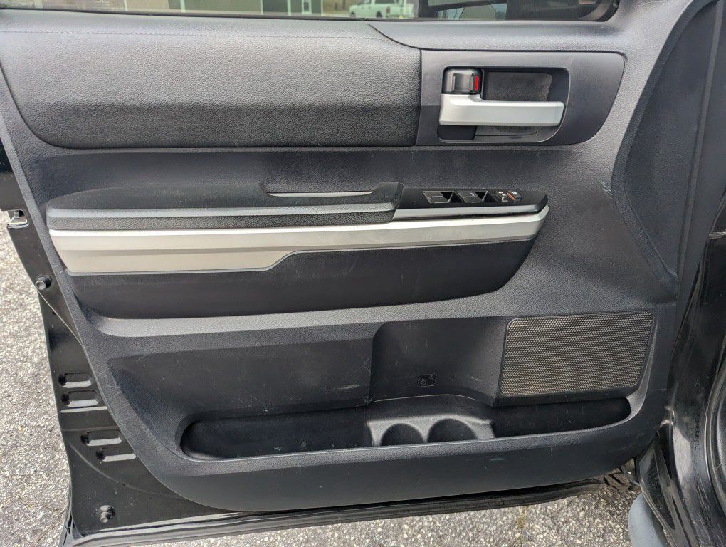 2015 Toyota Tundra Image 9