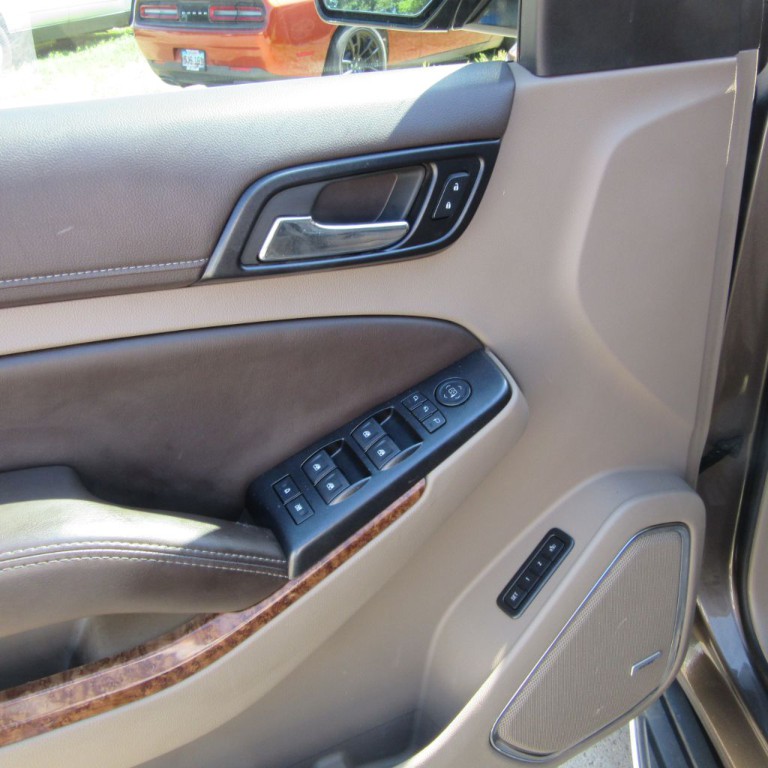 2015 Chevrolet Suburban Image 3