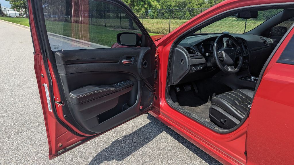 2015 Chrysler 300 Image 10