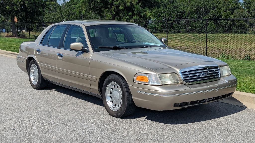 2000 Ford Crown Victoria Image 2