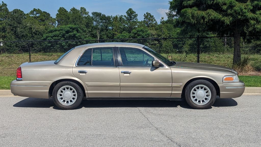 2000 Ford Crown Victoria Image 3