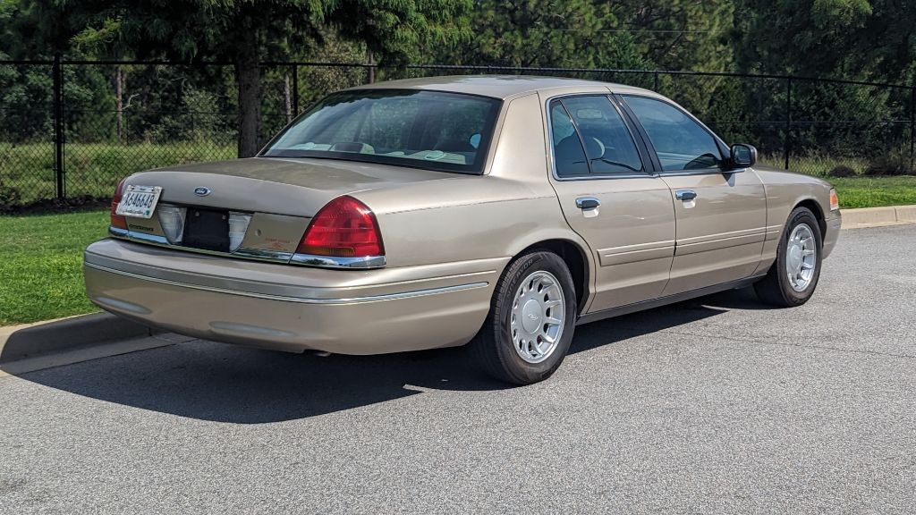 2000 Ford Crown Victoria Image 4