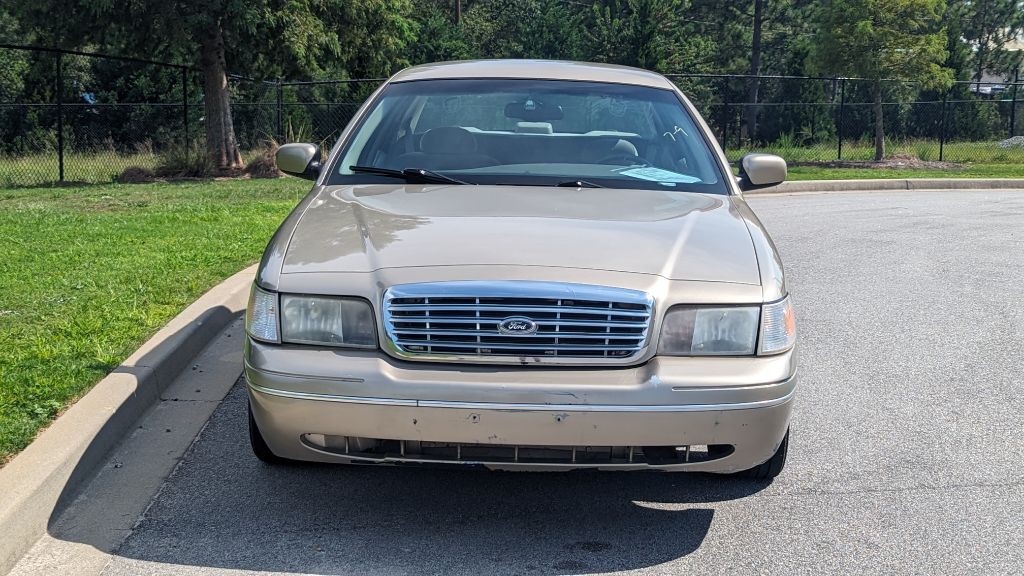 2000 Ford Crown Victoria Image 8