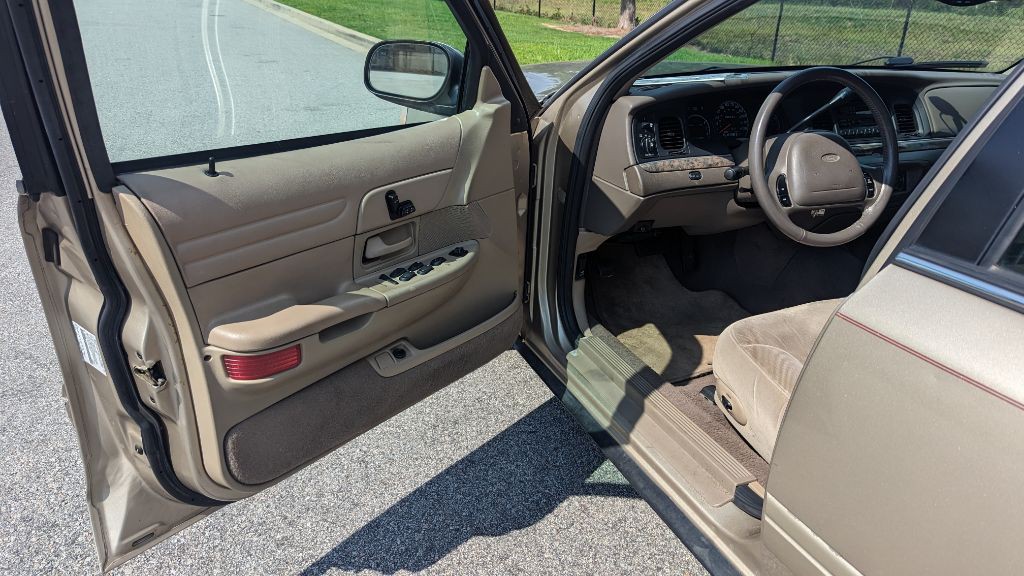 2000 Ford Crown Victoria Image 10