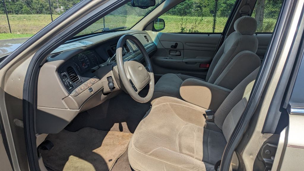 2000 Ford Crown Victoria Image 11