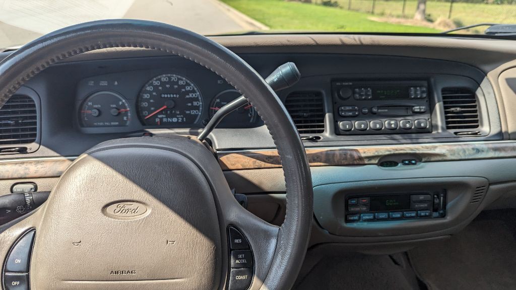 2000 Ford Crown Victoria Image 13