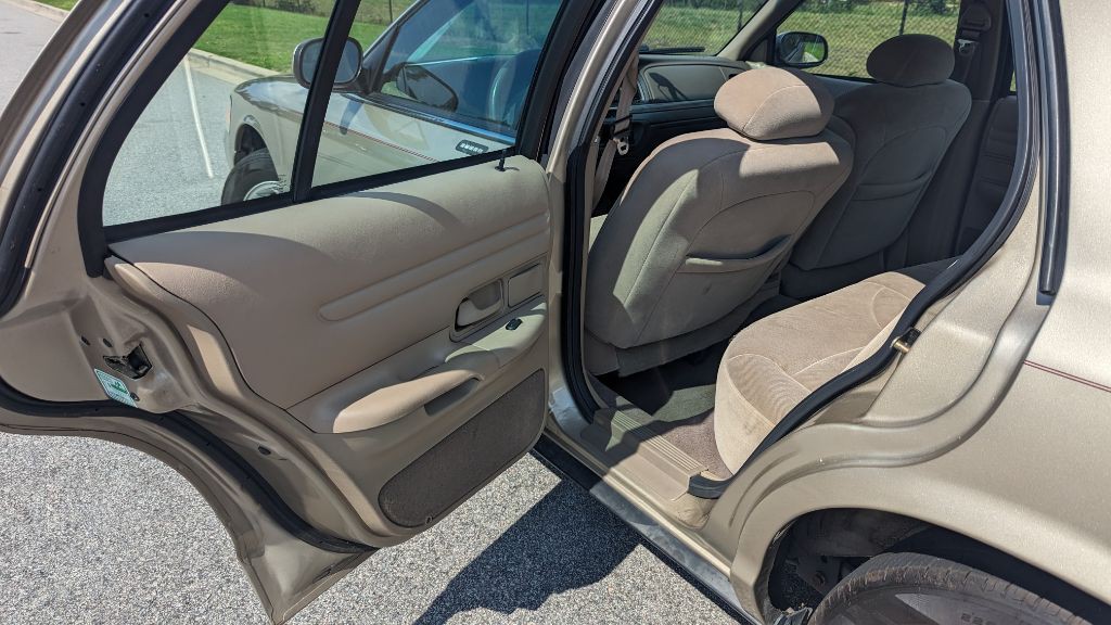 2000 Ford Crown Victoria Image 14