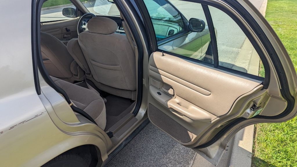 2000 Ford Crown Victoria Image 16