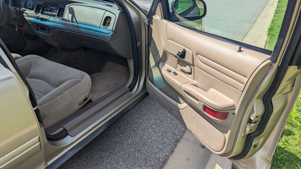 2000 Ford Crown Victoria Image 19