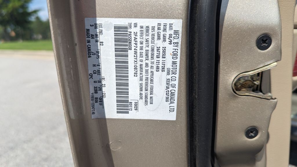 2000 Ford Crown Victoria Image 23