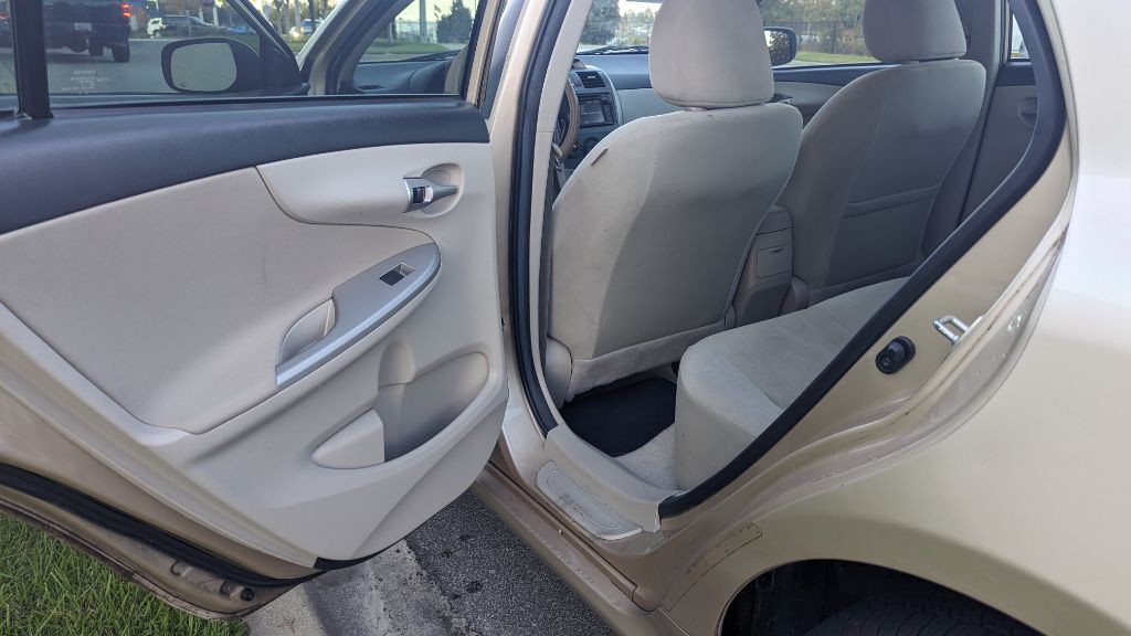 2013 Toyota Corolla Image 12