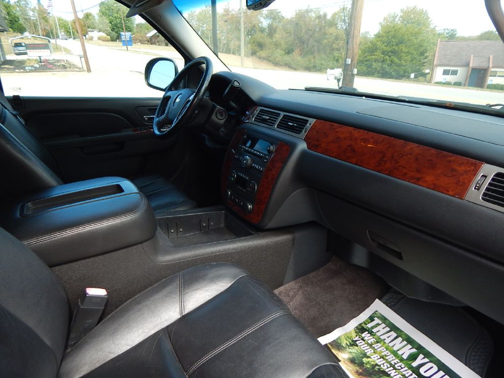 2012 Chevrolet Suburban Image 5
