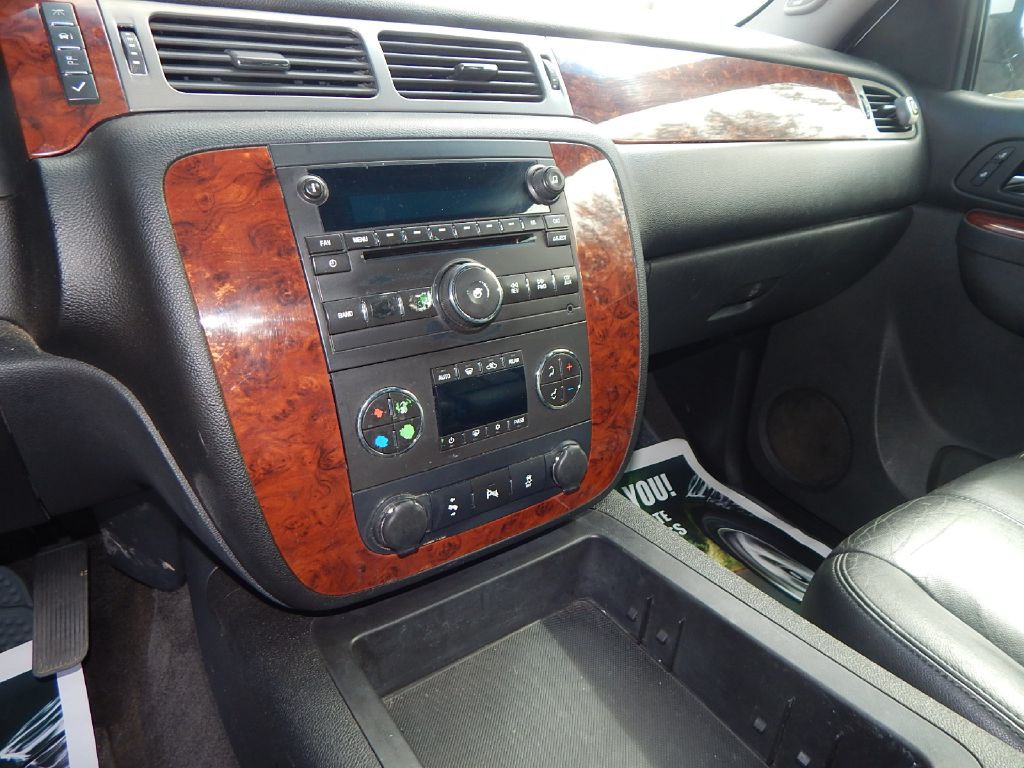 2012 Chevrolet Suburban Image 11