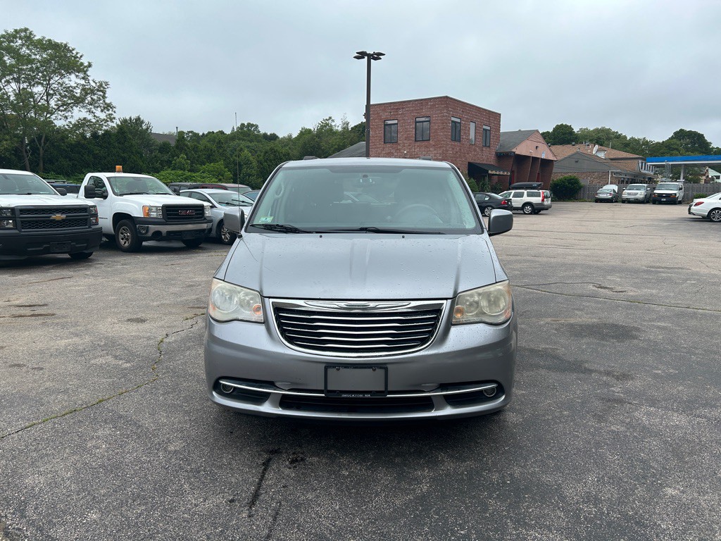 2014 Chrysler Town & Country Image 2