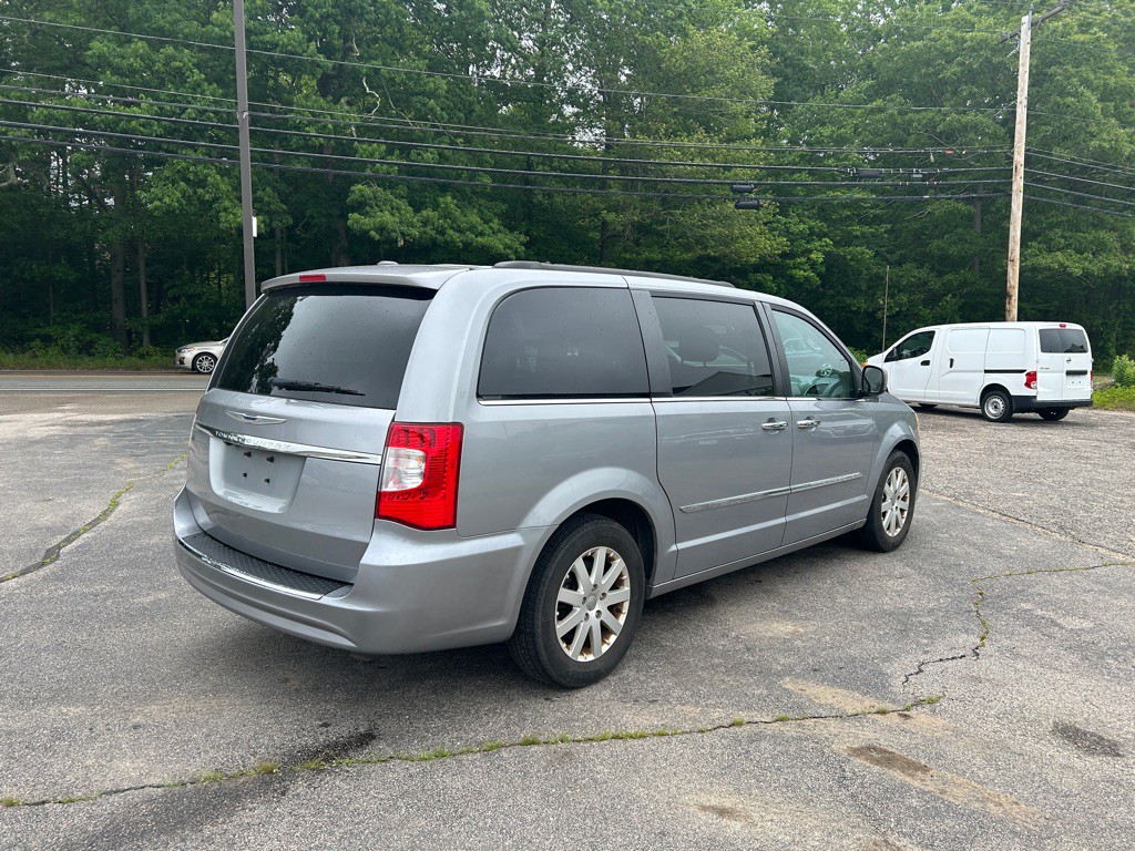 2014 Chrysler Town & Country Image 5