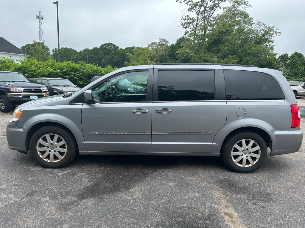 2014 Chrysler Town & Country Image 8