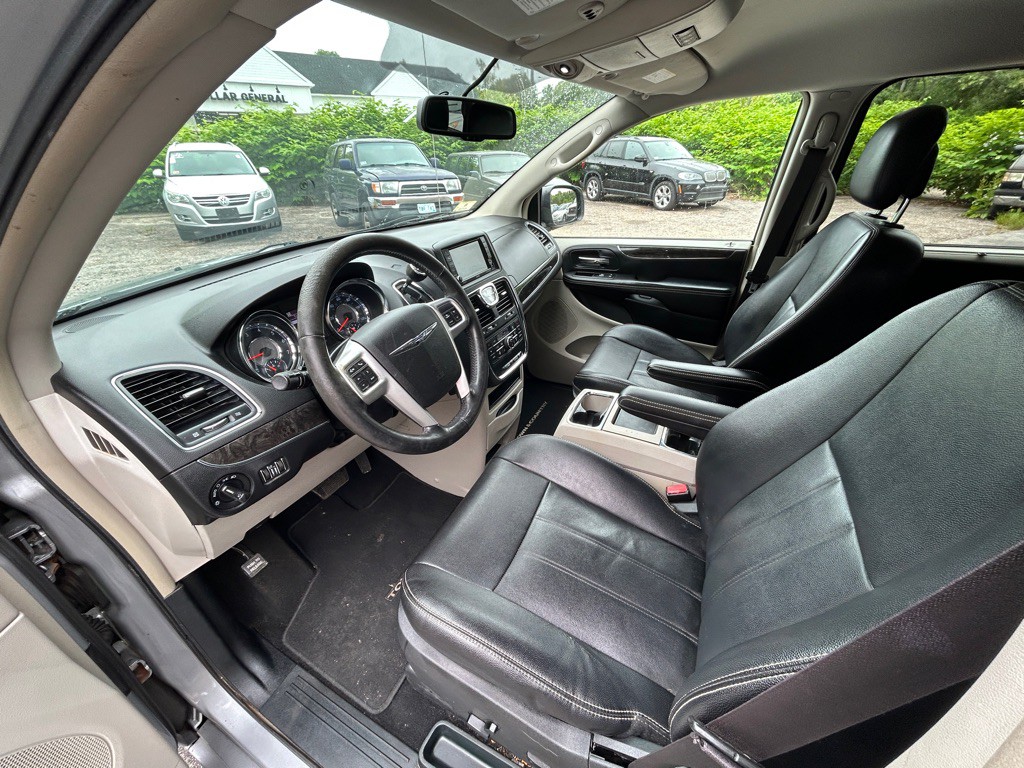 2014 Chrysler Town & Country Image 9