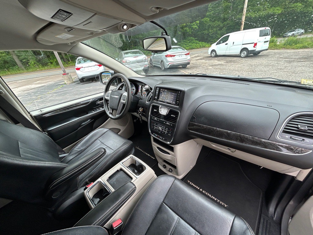 2014 Chrysler Town & Country Image 10