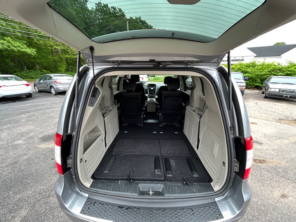 2014 Chrysler Town & Country Image 12