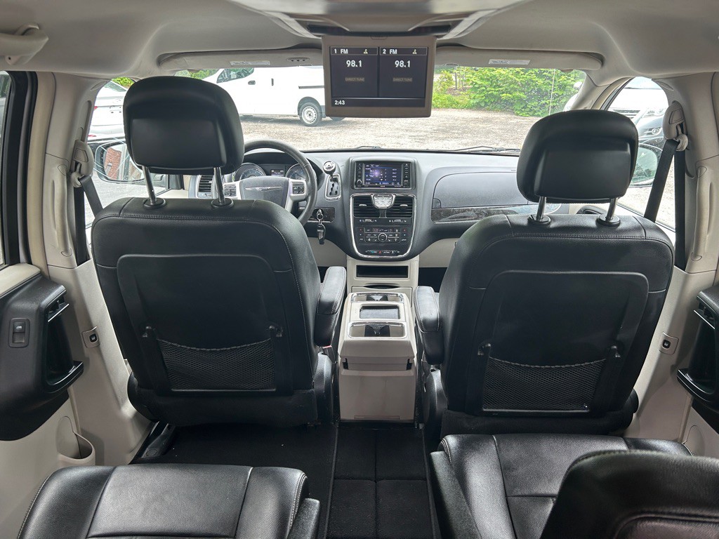 2014 Chrysler Town & Country Image 13