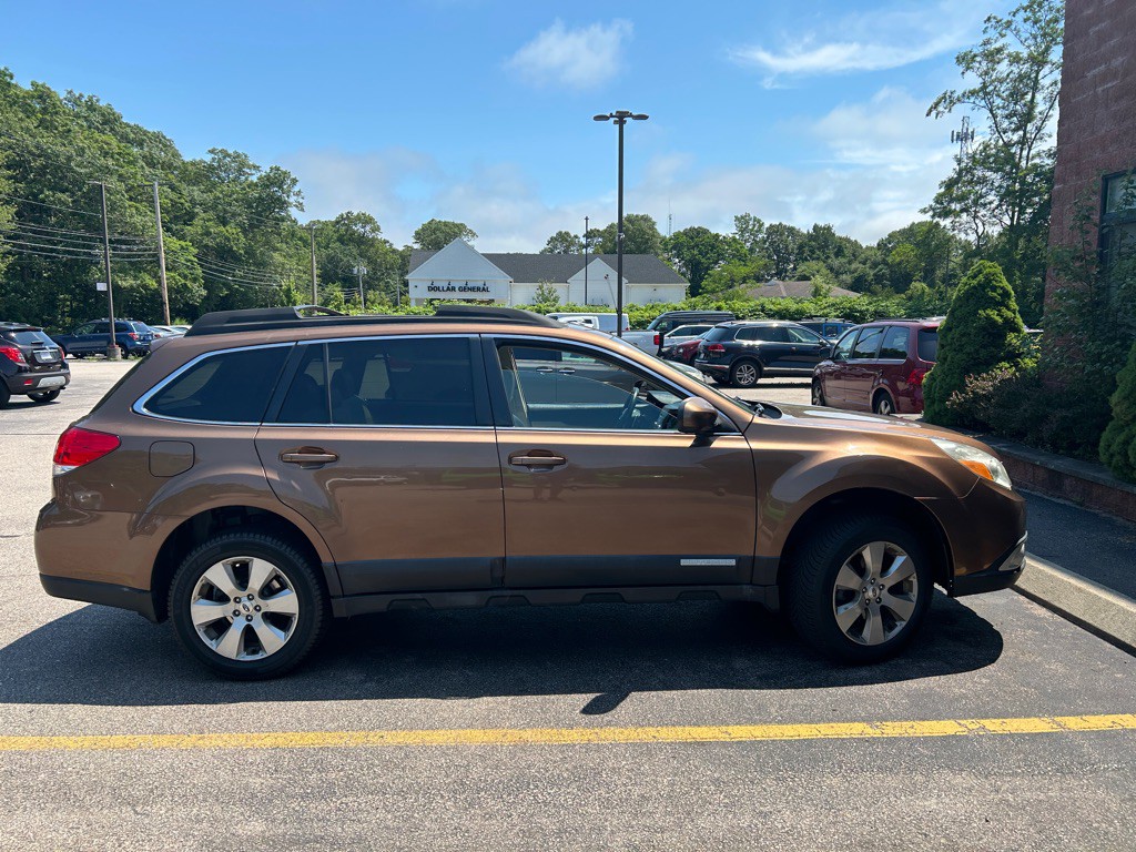 2011 Subaru Outback Image 2