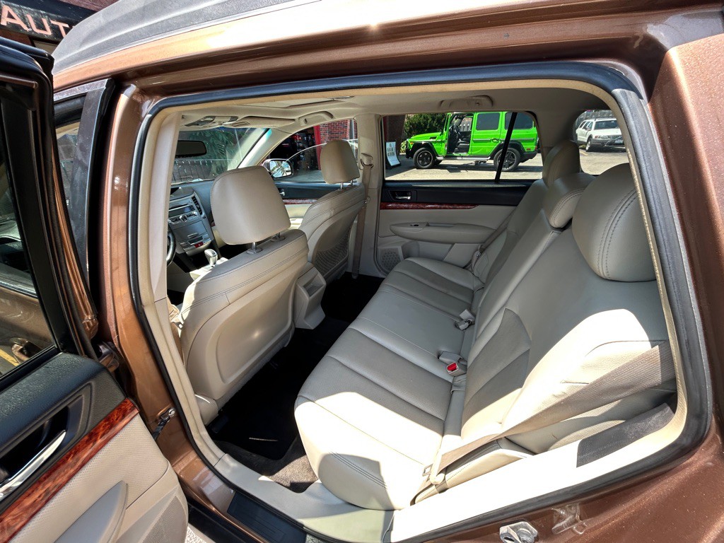 2011 Subaru Outback Image 11