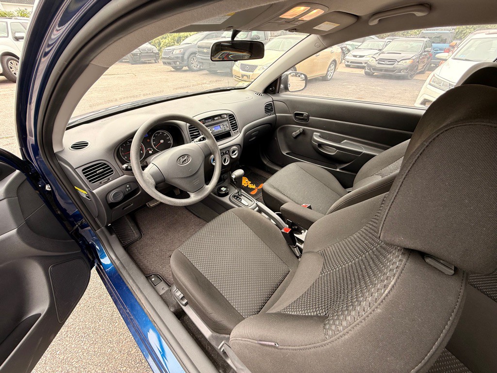2010 Hyundai Accent Image 9