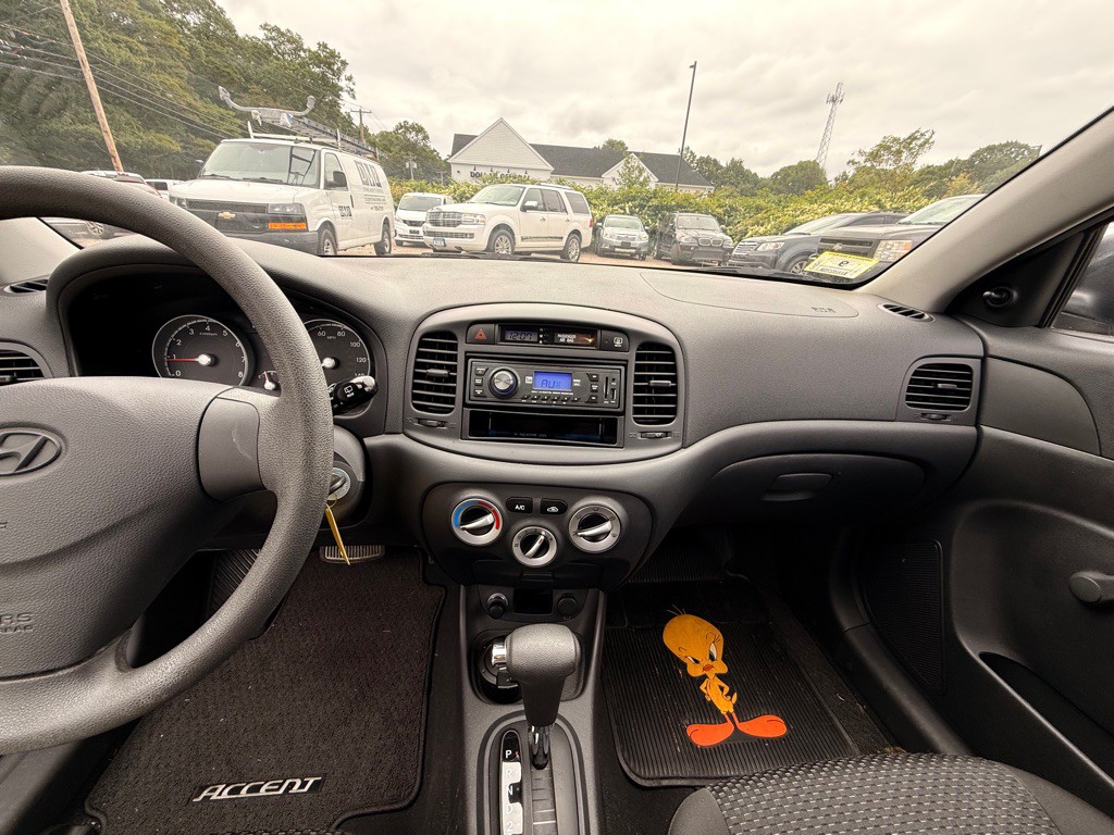 2010 Hyundai Accent Image 10