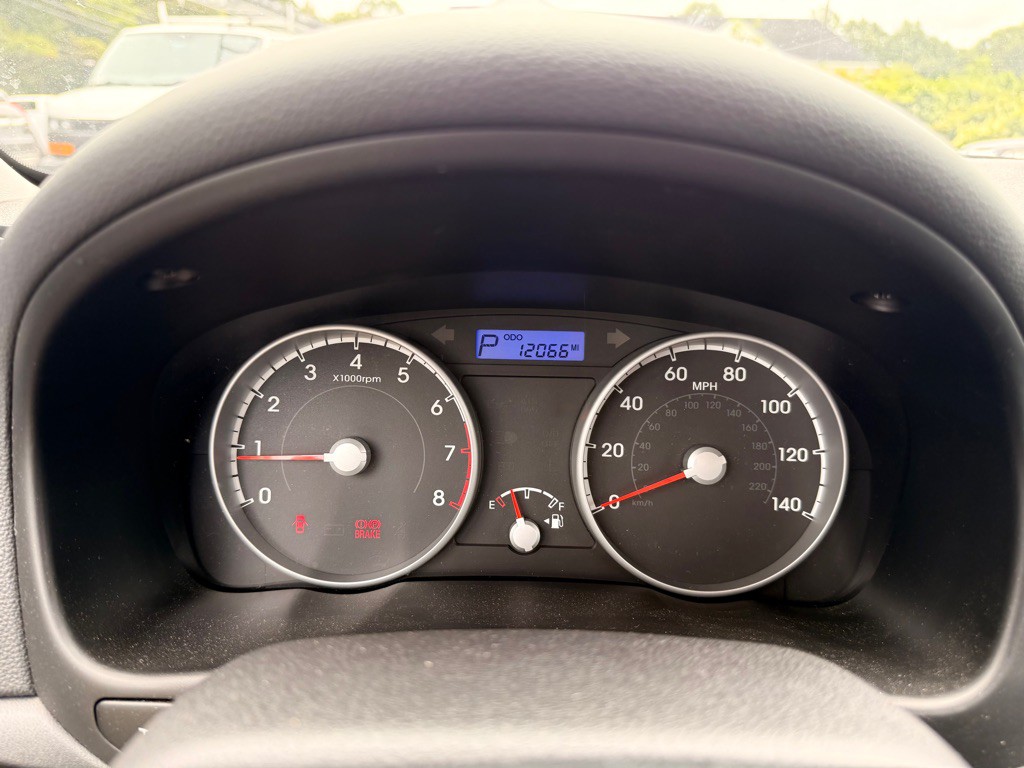 2010 Hyundai Accent Image 11