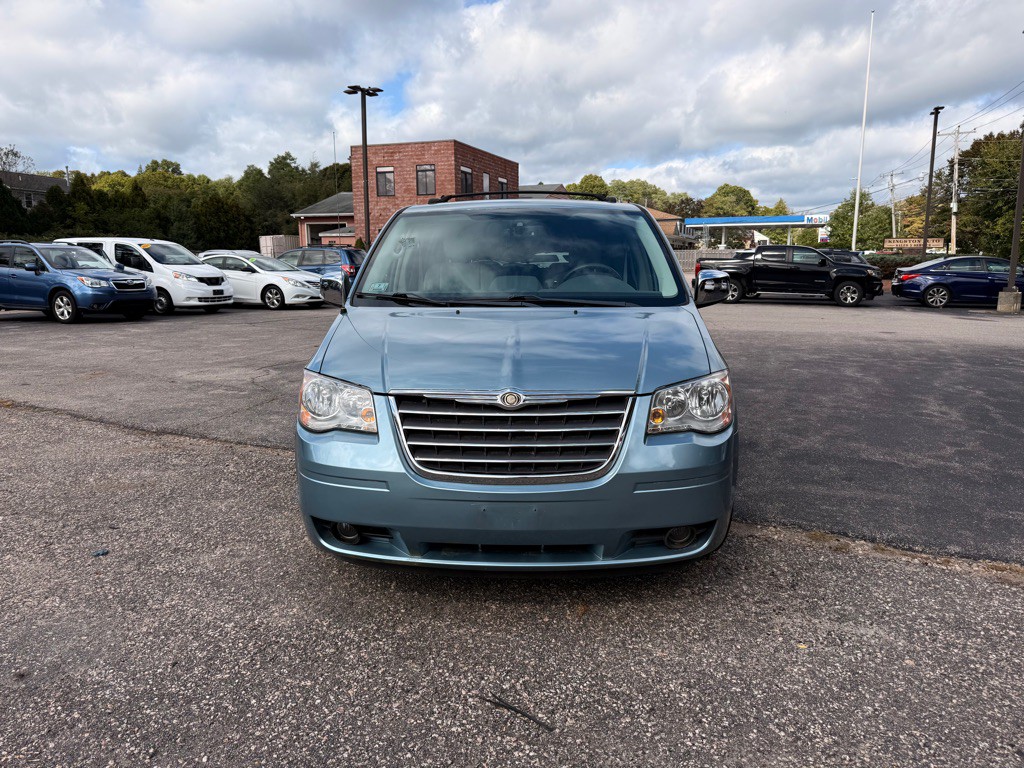 2008 Chrysler Town & Country Image 2