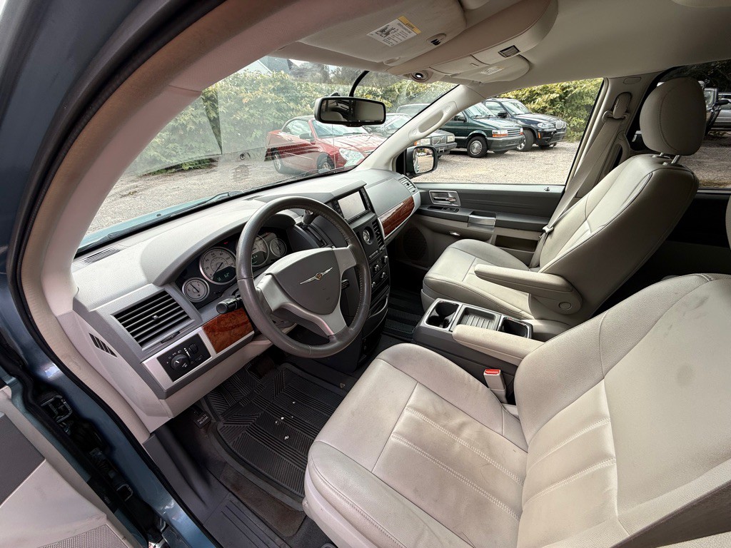 2008 Chrysler Town & Country Image 9