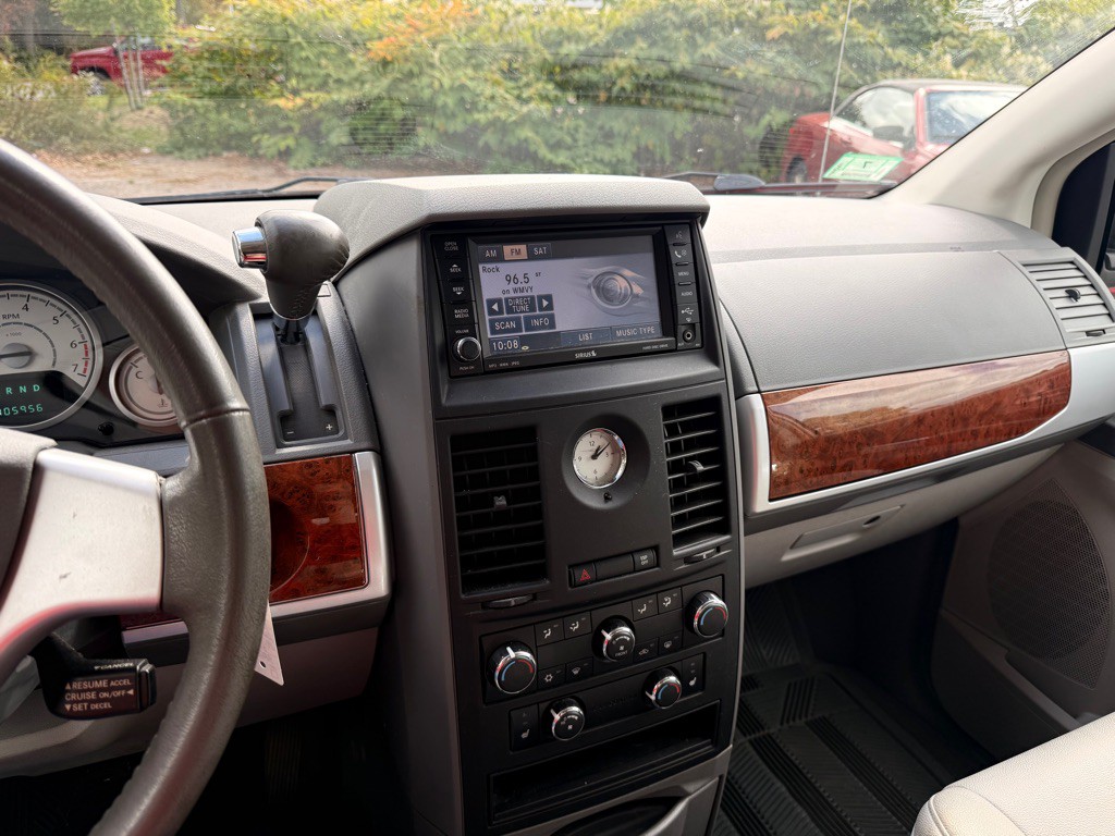 2008 Chrysler Town & Country Image 10