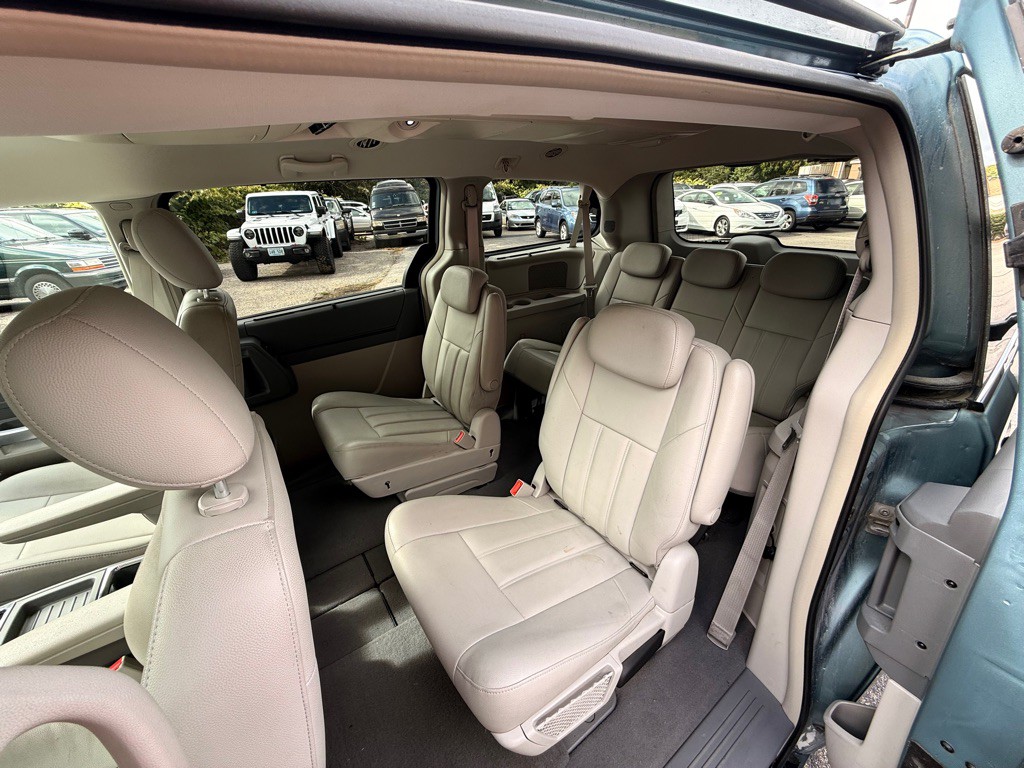 2008 Chrysler Town & Country Image 13