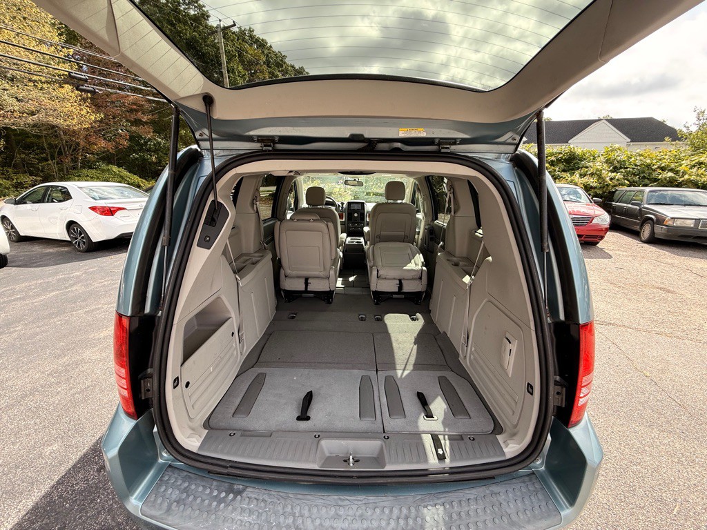 2008 Chrysler Town & Country Image 16