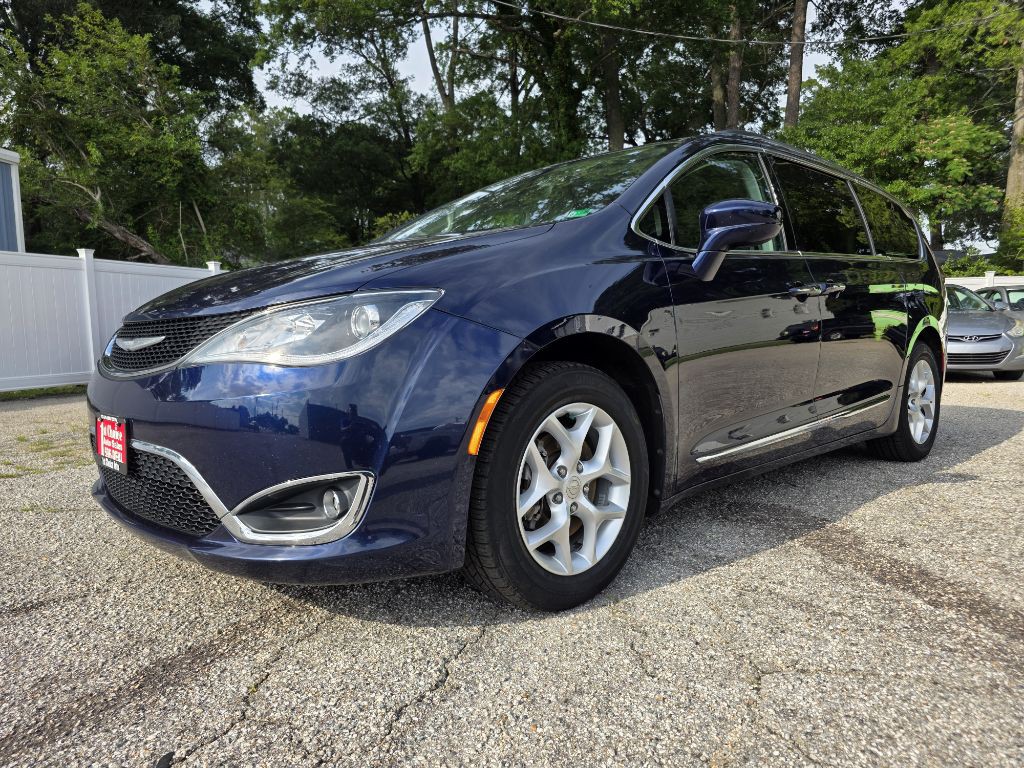 2017 Chrysler Pacifica Image 1