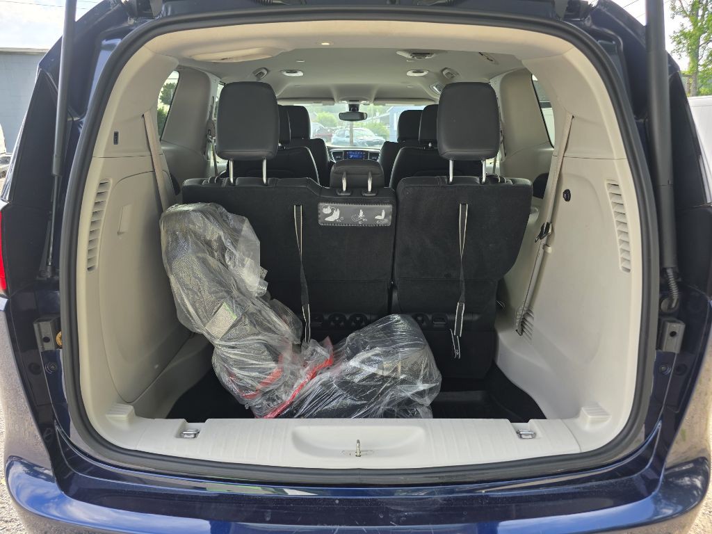 2017 Chrysler Pacifica Image 11