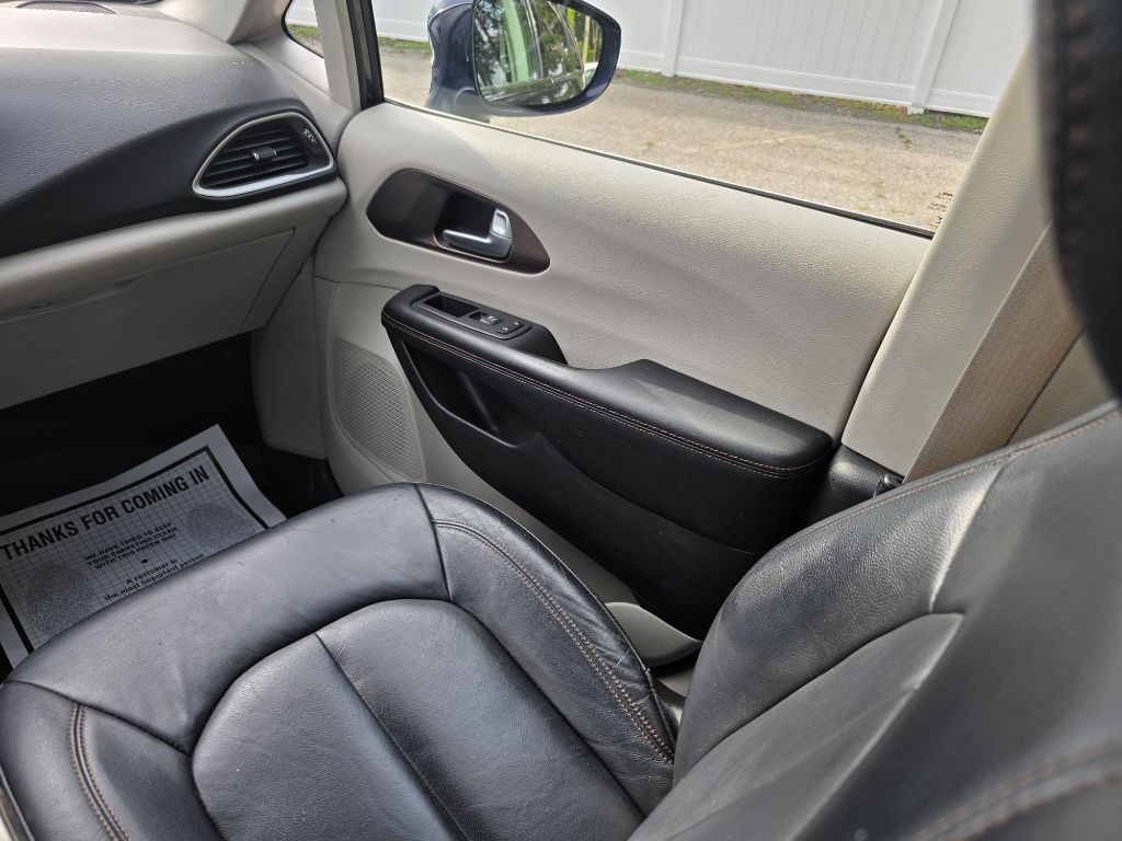 2017 Chrysler Pacifica Image 16