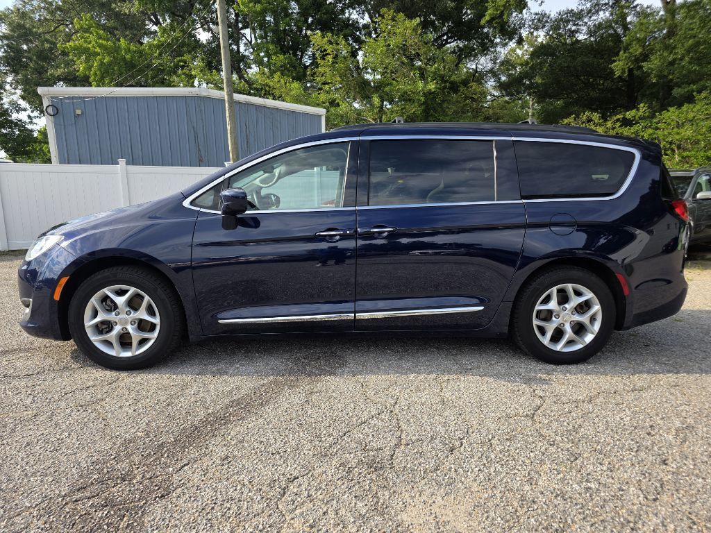 2017 Chrysler Pacifica Image 2