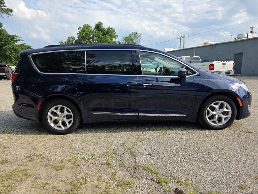 2017 Chrysler Pacifica Image 5