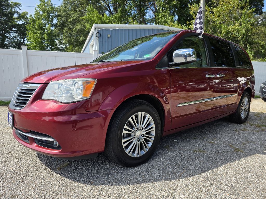 2013 Chrysler Town & Country Image 1