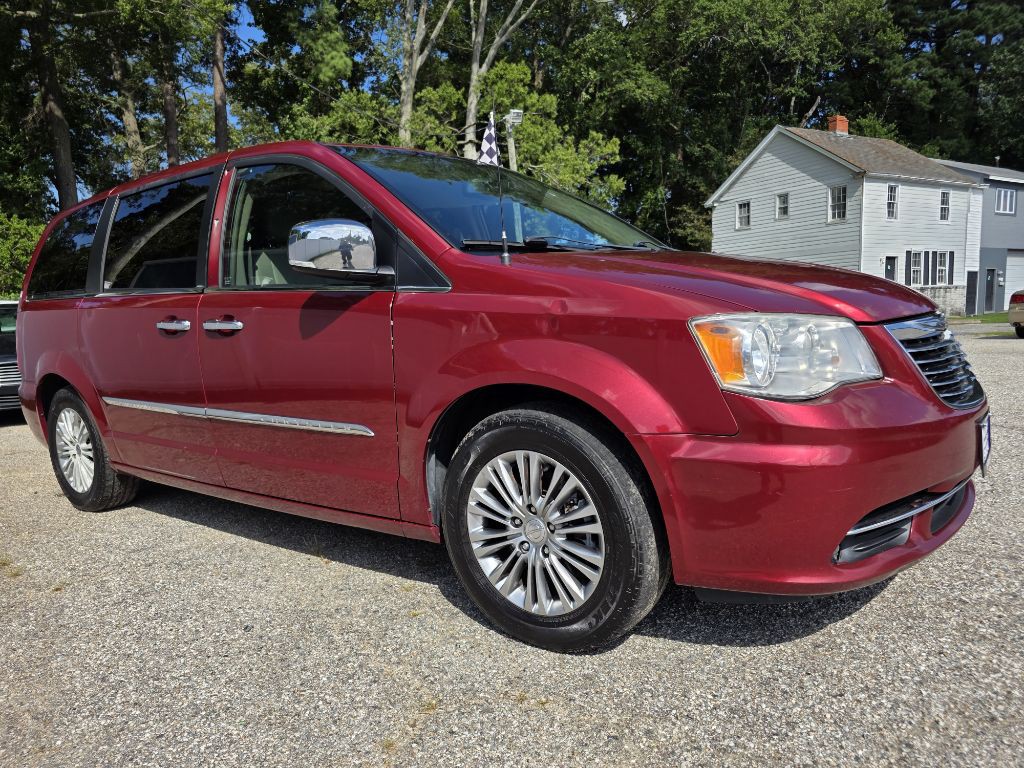 2013 Chrysler Town & Country Image 3