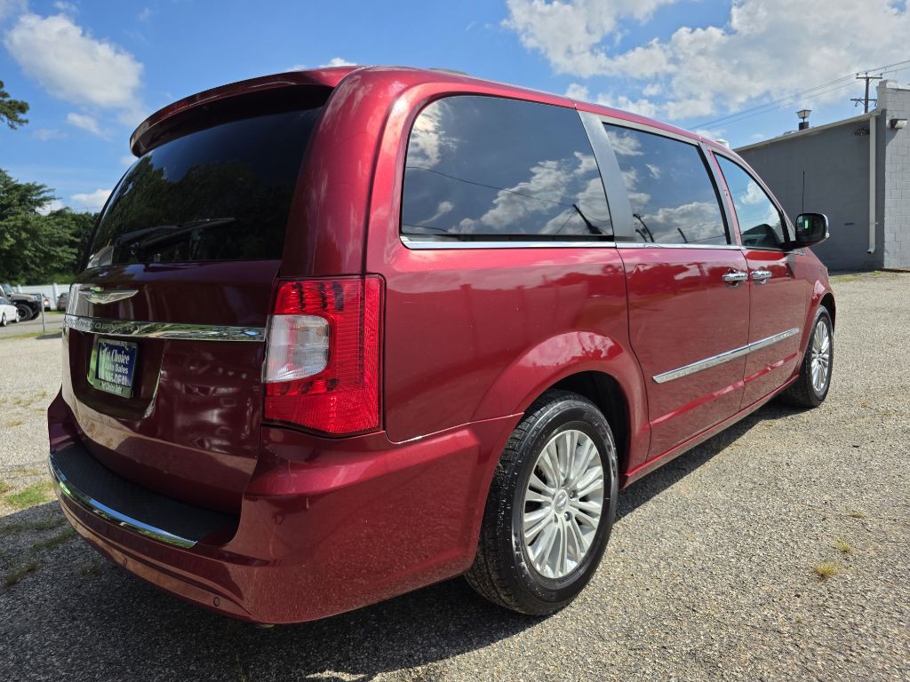 2013 Chrysler Town & Country Image 4