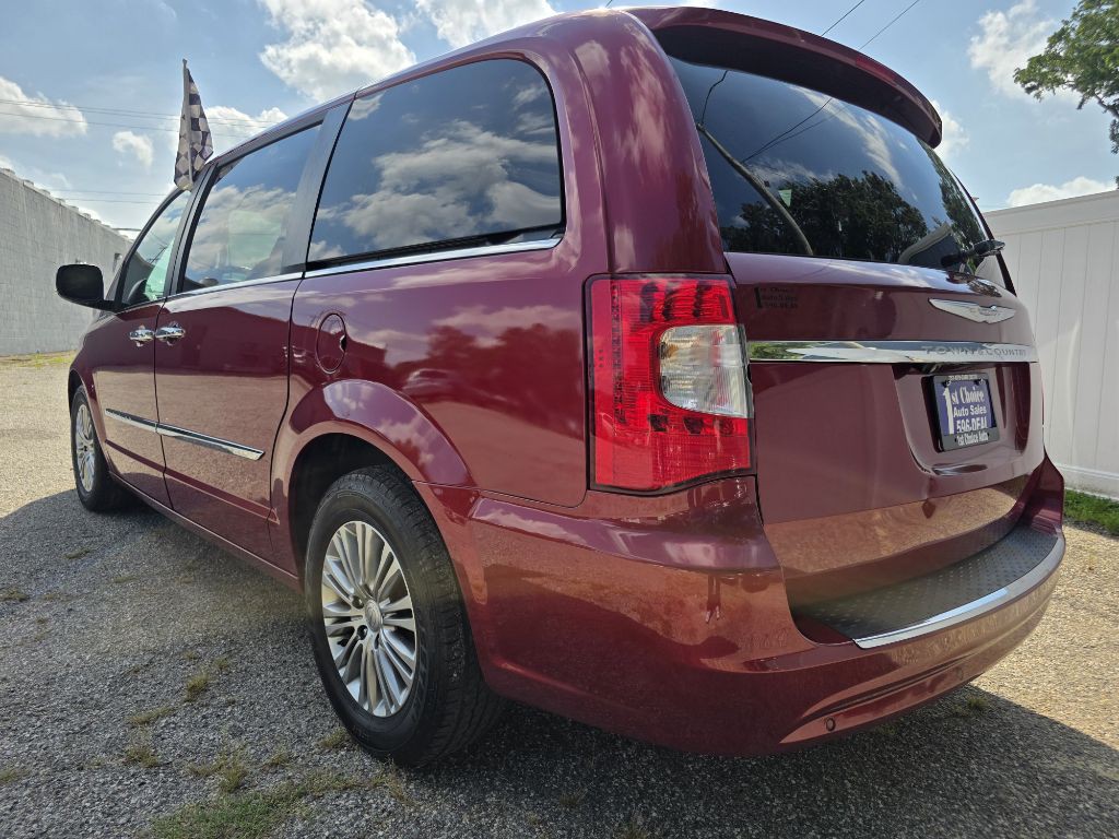2013 Chrysler Town & Country Image 8