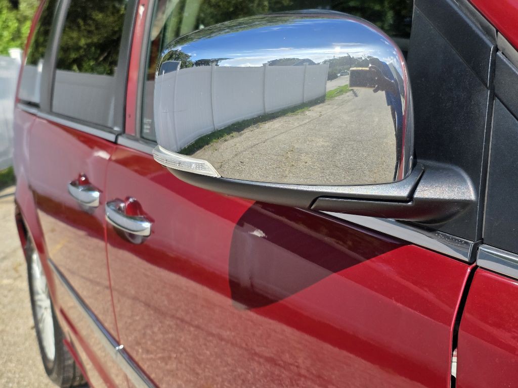 2013 Chrysler Town & Country Image 11